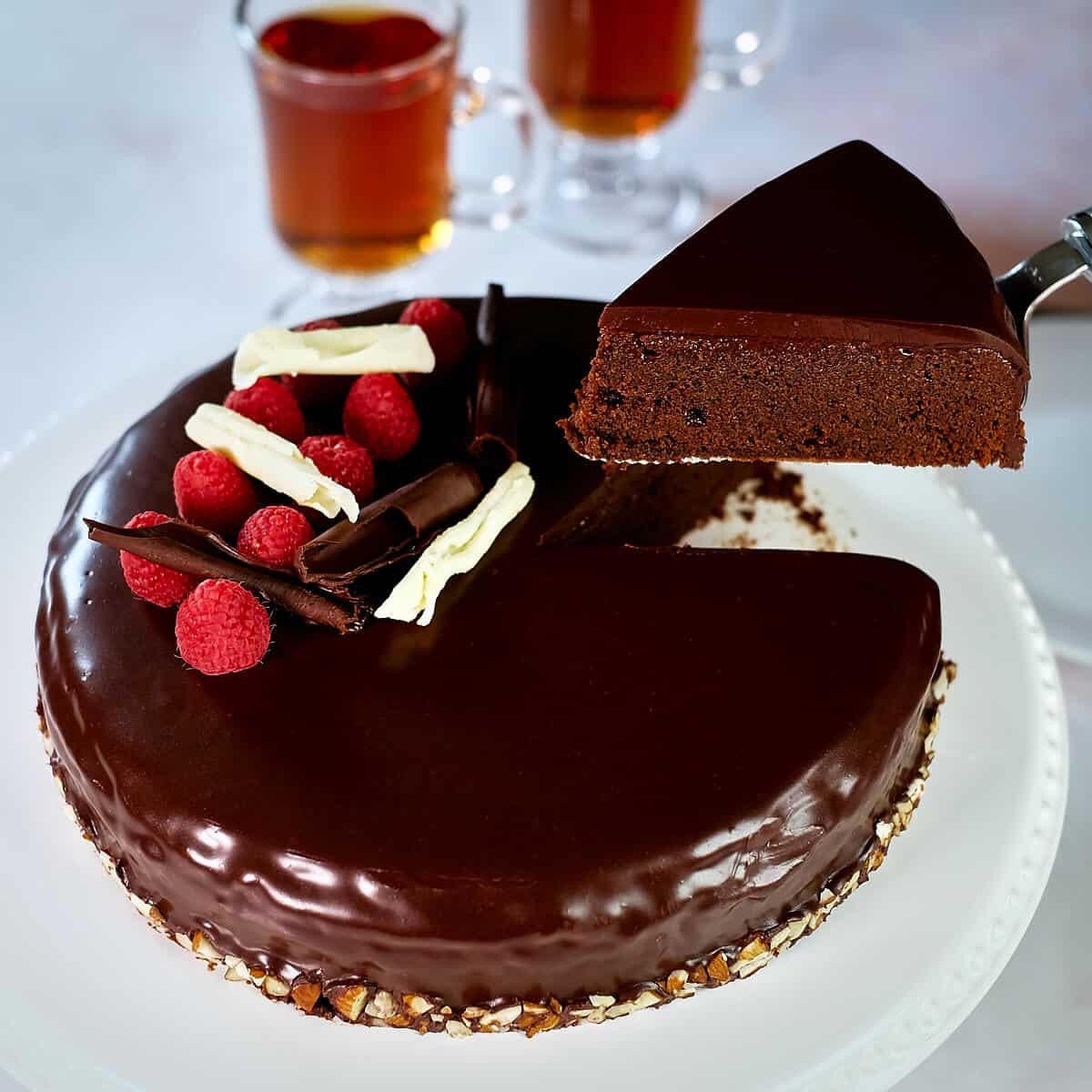 Round Roasted Almond Chocolate Cake 100221, Weight: 600 Gm at Rs 600/kg in  Mumbai